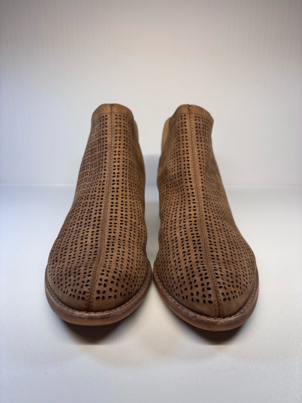 Vince Camuto Perforated Leather Ankle Booties Tan Brown Size 8M - Picture 2 of 11